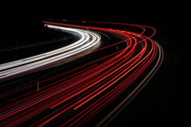 Gece arabaların ışıkları. uzun pozlama