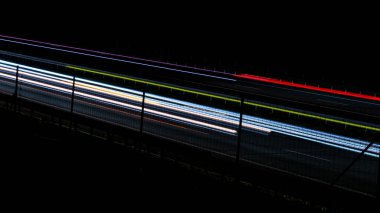 Gece arabaların ışıkları. uzun pozlama