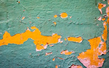 Turuncu ve mavi boyalı eski duvar soyuluyor. arkaplan veya doku