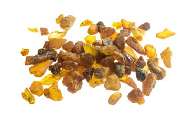 İzole edilmiş beyaz bir arkaplanda altın kehribar