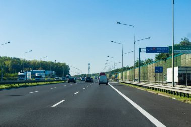 Knurow, Polonya -08.10.2021 Knurow 'da araba süren otoyol