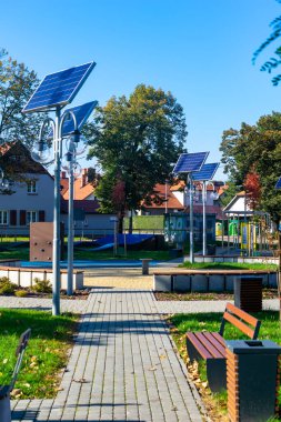 Knurow, Polonya - 08.10.2021 fotovoltaik paneller Knurow 'daki sokak lambalarının ışıklarına güç veriyor
