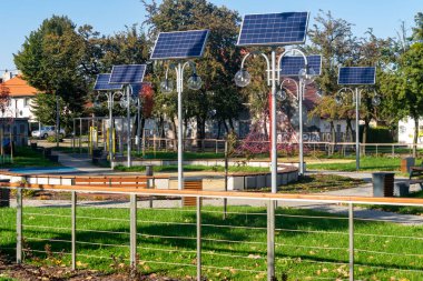 Knurow, Polonya - 08.10.2021 fotovoltaik paneller Knurow 'daki sokak lambalarının ışıklarına güç veriyor