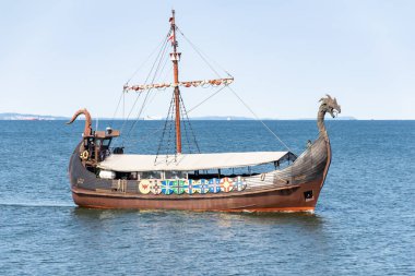 Miedzyzdroje 'de yelken açan Viking gemisi