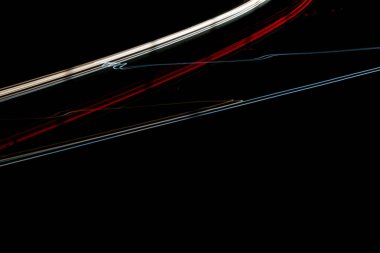 Gece arabaların ışıkları. uzun pozlama