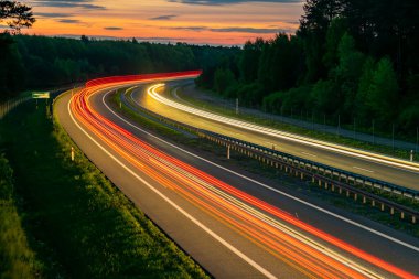 Gece arabaların ışıkları. uzun pozlama