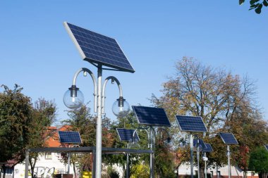 Knurow, Polonya - 08.10.2021 fotovoltaik paneller Knurow 'daki sokak lambalarının ışıklarına güç veriyor