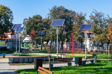 Knurow, Polonya - 08.10.2021 fotovoltaik paneller Knurow 'daki sokak lambalarının ışıklarına güç veriyor