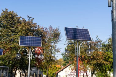 Fotovoltaik paneller parktaki sokak lambalarının ışıklarına güç veriyor