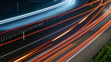 Geceleri hareket halindeki arabaların ışıkları. uzun pozlama