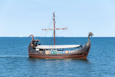 Miedzyzdroje 'de yelken açan Viking gemisi