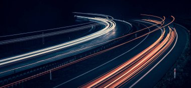 Geceleri hareket halindeki arabaların ışıkları. uzun pozlama