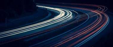 Gece arabaların ışıkları. uzun pozlama