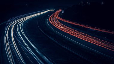 Gece arabaların ışıkları. uzun pozlama