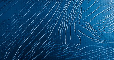 ilginç bir desenle maviye boyanmış metal levha