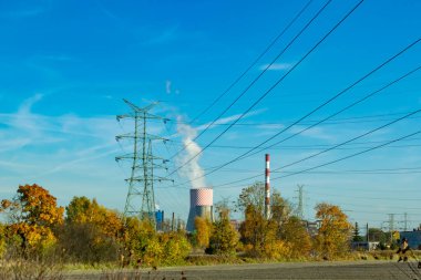 Kömür santrali güneşli bir günde