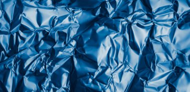 Kırışık mavi folyo ve görünür detaylar. arkaplan veya doku