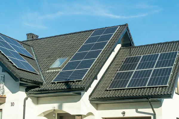 Panele Słoneczne Czarnym Dachu Jednego Domu Rodzinnego — Zdjęcie stockowe