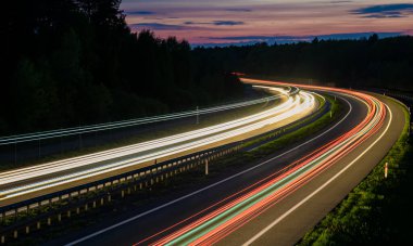 Gece arabaların ışıkları. uzun pozlama