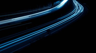 Geceleri mavi araba ışıkları. uzun pozlama