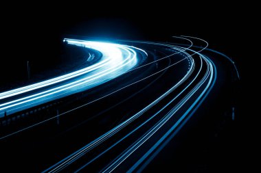 Geceleri mavi araba ışıkları. uzun pozlama