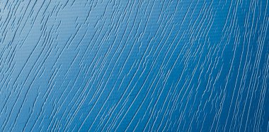 ilginç bir desenle maviye boyanmış metal levha