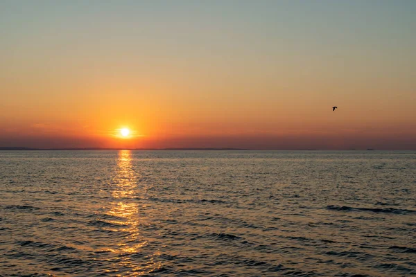 Pôr Sol Contra Pano Fundo Mar Calmo — Fotografia de Stock