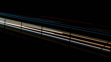 Gece arabaların ışıkları. uzun pozlama