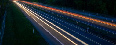 Geceleri hareket halindeki arabaların ışıkları. uzun pozlama