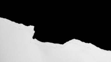 Siyah izole bir arkaplan üzerine beyaz bir kağıt parçası