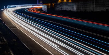 Gece arabaların ışıkları. uzun pozlama