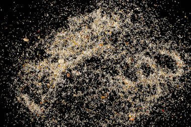 Siyah arka planda beyaz deniz kumu