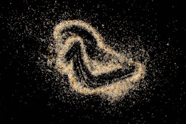 Siyah arka planda beyaz deniz kumu