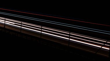 Gece arabaların ışıkları. uzun pozlama