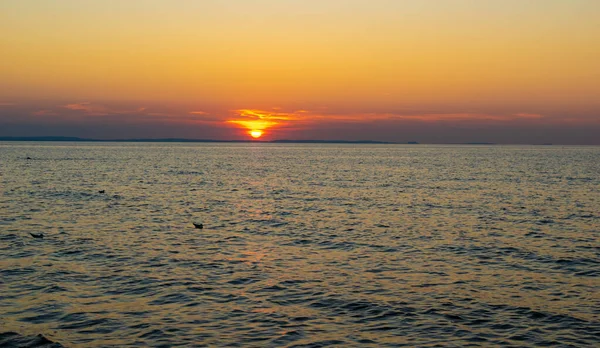 Pôr Sol Contra Pano Fundo Mar Calmo — Fotografia de Stock