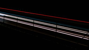 Gece arabaların ışıkları. uzun pozlama