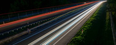 Geceleri hareket halindeki arabaların ışıkları. uzun pozlama