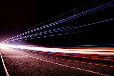 Gece arabaların ışıkları. uzun pozlama