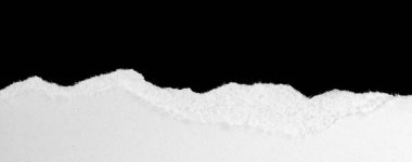 Siyah izole bir arkaplan üzerine beyaz bir kağıt parçası