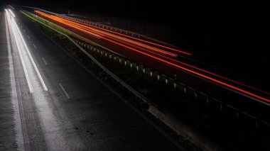 Geceleri hareket halindeki arabaların ışıkları. uzun pozlama