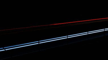 Gece arabaların ışıkları. uzun pozlama