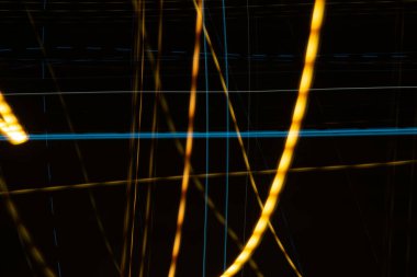 Siyah arka planda renkli çizgiler. doku