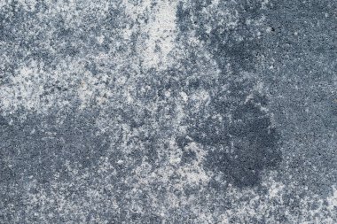 Duvarın beyaz ve gri alçısından görünür bir dokusu var.