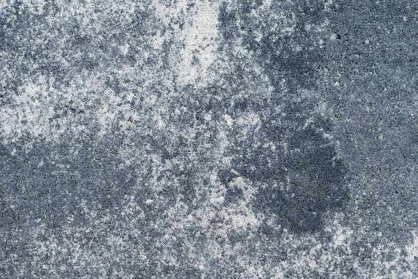 Duvarın beyaz ve gri alçısından görünür bir dokusu var.