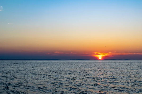 Pôr Sol Contra Pano Fundo Mar Calmo — Fotografia de Stock