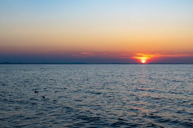 Güneş de bir delildir ki kendi yolunda akıp gidiyor.