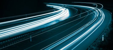 Geceleri mavi araba ışıkları. uzun pozlama