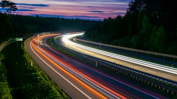 Geceleri hareket halindeki arabaların ışıkları. uzun pozlama