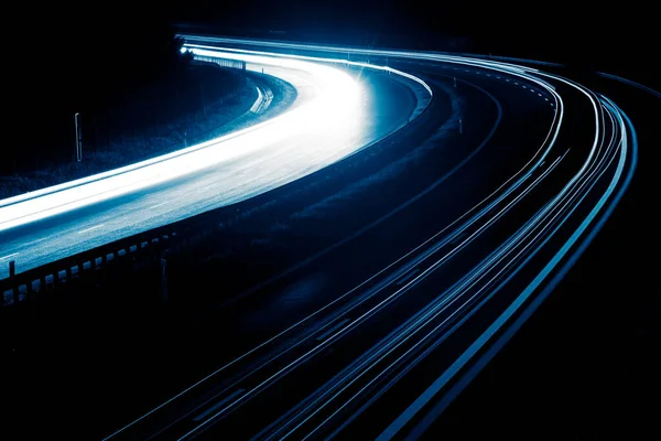 Geceleri mavi araba ışıkları. uzun pozlama