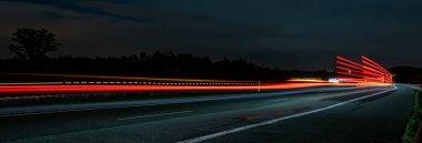 Gece arabaların ışıkları. uzun pozlama